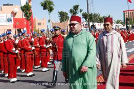 Image du Maroc Professionnelle de  Le roi marocain Mohammed VI, accompagné par son frère le prince Moulay Rachid, à droite, inspecte la garde royale à Laayoune, Le Roi du Maroc entame une campagne pour promouvoir le plan de décentralisation marocain et stimuler les investissements à Laayoune, samedi 7 novembre 2015. Mohammed VI effectue sa première visite officielle au Sahara depuis 2006, à l'occasion du 40e anniversaire de la Marche verte, son père, le défunt roi Hassan II, avait envoyé 350 000 Marocains sans armes pour recouvrir l'intégrité territoriale du Maroc.  (Photo / Abdeljalil Bounhar) 